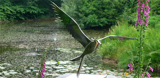 tuinbeeld vogel en dieren - rvs sculptuur van een valkje